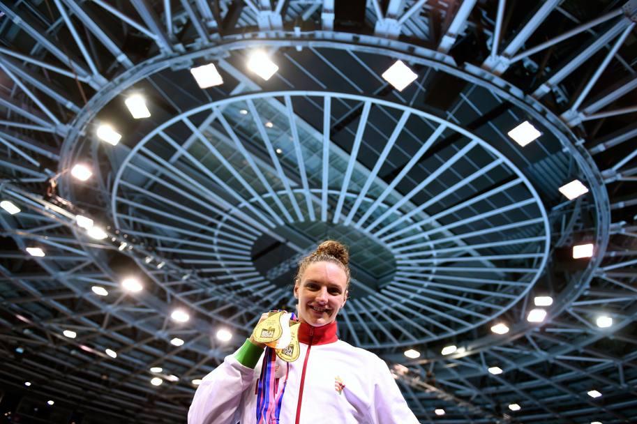 Qui Katinka ha il Velodrom sullo sfondo e le prime medaglie in mano. AFP